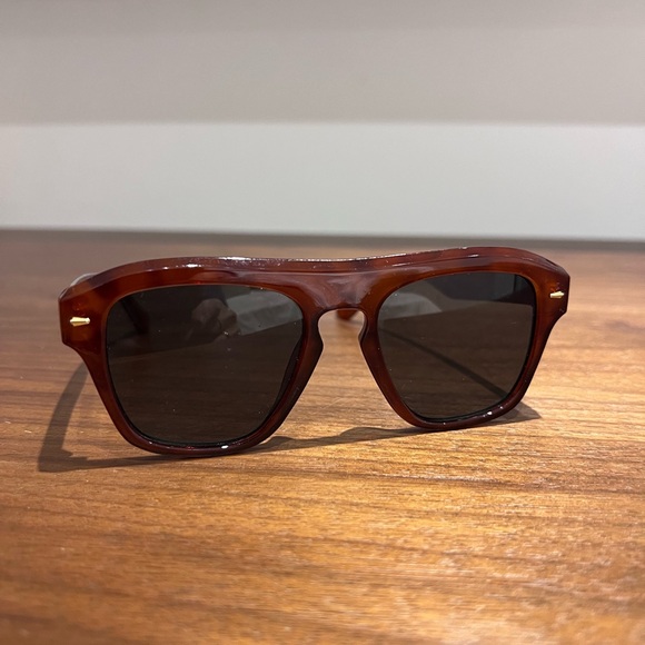 Zara sunglasses, comes with case. - Picture 5 of 5